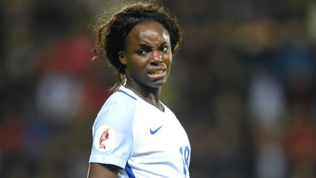 Eni Aluko acusou treinador da seleção de racismo