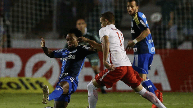 Angelotti disputa bola com Zé Roberto, do Palmeiras Angelotti disputa bola com Zé Roberto, do Palmeiras