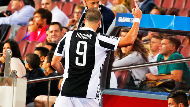 Higuaín deixou o campo revoltado durante a partida contra o Barcelona Higuaín deixou o campo revoltado durante a partida contra o Barcelona
