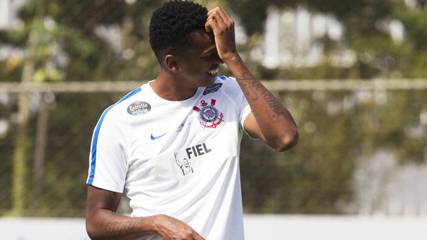 Jô reclama de dores e deixa treino do Corinthians mais cedo