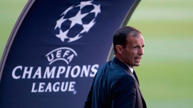 Massimiliano Allegri, treinador da Juventus, durante a chegada da equipe ao Camp Nou