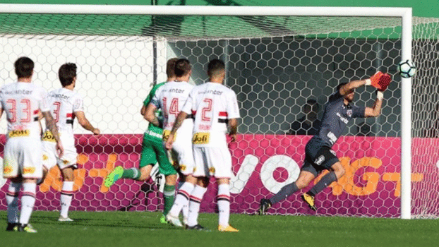 Além dos dois gols, a Chapecoense ainda carimbou a trave de Renan Ribeiro Além dos dois gols, a Chapecoense ainda carimbou a trave de Renan Ribeiro