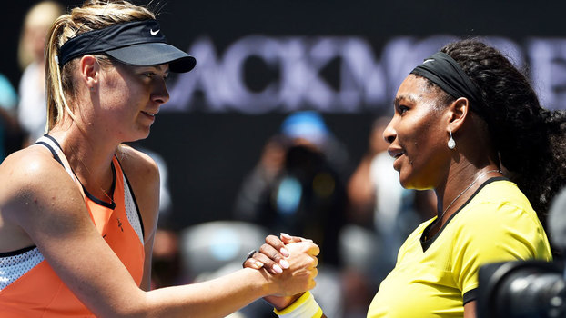 Maria Sharapova e Serena Williams se cumprimentam no Australian Open de 2016 Maria Sharapova e Serena Williams se cumprimentam no Australian Open de 2016