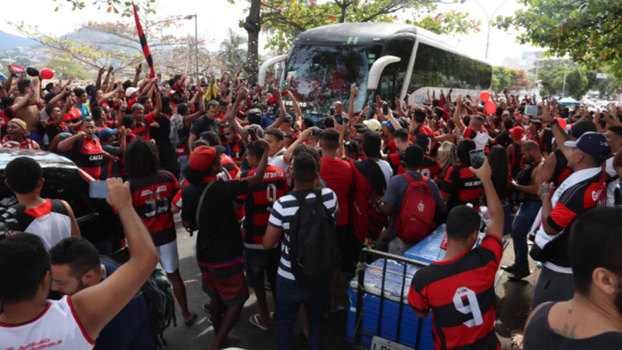 Torcida arma 'AeroFla', mas festa termina em confusão com a polícia Torcida rubro-negra prestou grande apoio aos jogadores do Flamengo antes de eles embarcarem