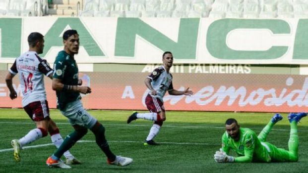Michael comemora terceiro gol do jogo, o segundo dele Michael comemora terceiro gol do jogo, o segundo dele