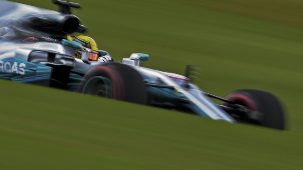 Hamilton em ação pela Mercedes durante o treino livre do GP do Brasil Hamilton em ação pela Mercedes durante o treino livre do GP do Brasil