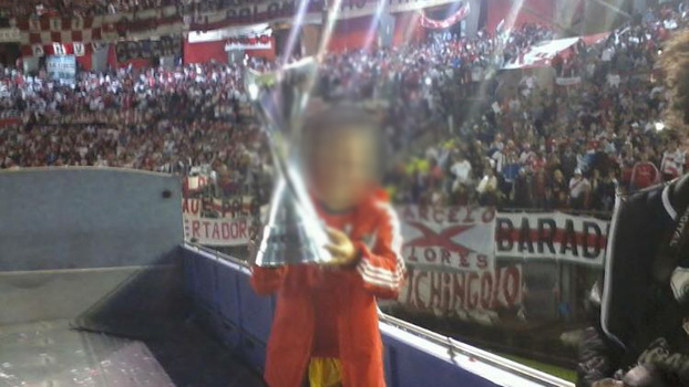 Espião tirou foto com a taça do Campeonato Argentino em 2014 Espião tirou foto com a taça do Campeonato Argentino em 2014