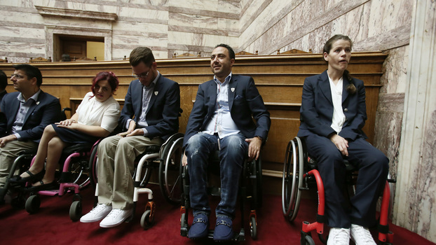 Atletas gregos paralímpicos em evento no parlamento do país Atletas gregos paralímpicos em evento no parlamento do país