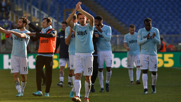 Jogadores da Lazio celebram triunfo contra a Crotone Jogadores da Lazio celebram triunfo contra a Crotone