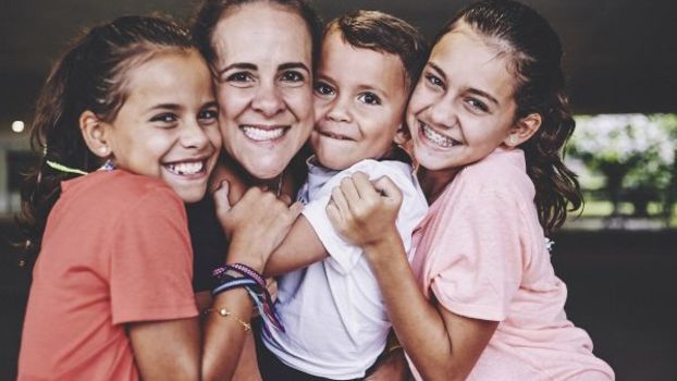 Flávia Vinha, 42, e seus três filhos: Anna Clara, 12; Alice, 10; e Felipe, 3