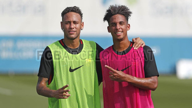 Neymar e Vitinho após treino do Barcelona Neymar e Vitinho após treino do Barcelona