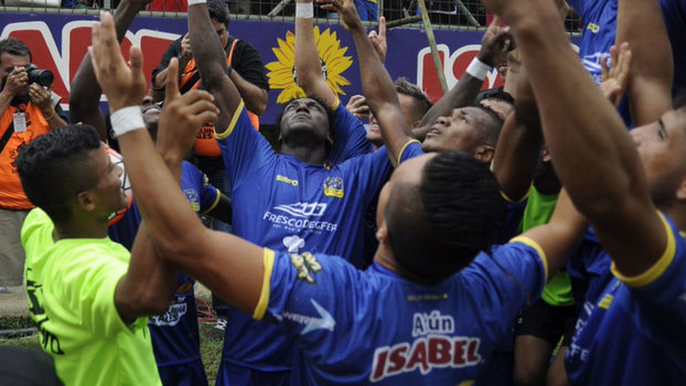 Jogadores do Delfín comemoram gol que ajudou no título do turno no Equador Jogadores do Delfín comemoram gol que ajudou no título do turno no Equador