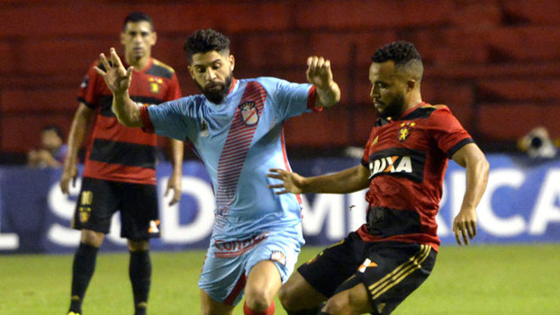 Samuel, do Sport, e Lucas Wilchez, do Arsenal-ARG, durante jogo em Recife