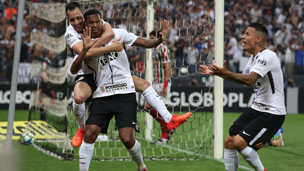 Jô brilha, Corinthians vira para cima do Fluminense em 3 minutos e é heptacampeão brasileiro