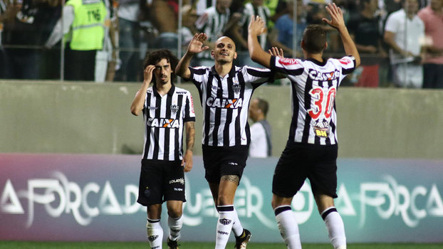 Fábio Santos comemora gol de pênalti contra o São Paulo Fábio Santos comemora gol de pênalti contra o São Paulo