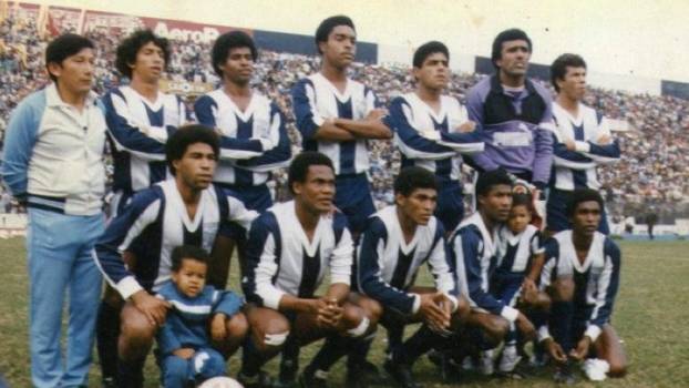 Em 8 de dezembro de 87, 16 jogadores e o técnico do Alianza Lima (PER) morreram em uma queda de avião no mar após uma partida em Pucallpa Em 8 de dezembro de 87, 16 jogadores e o técnico do Alianza Lima (PER) morreram em uma queda de avião no mar após uma partida em Pucallpa
