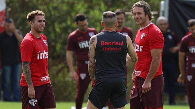 Jogadores do São Paulo receberam a visita de D'Alessandro durante o treino Jogadores do São Paulo receberam a visita de D'Alessandro durante o treino
