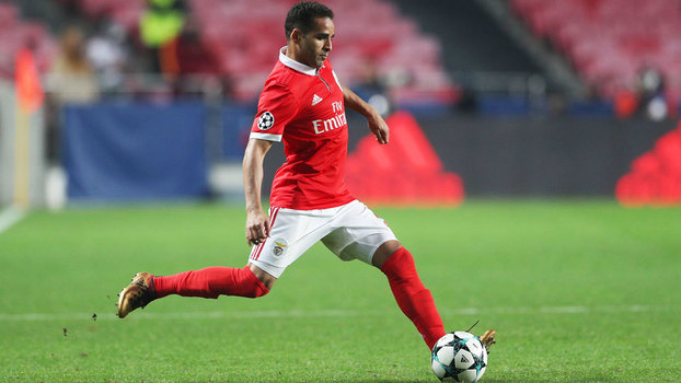 Douglas em ação durante a derrota do Benfica para o Basel, em Lisboa