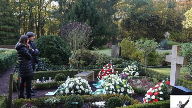 Joachim Löw e Teresa Enke prestam homenagem a Robert Enke