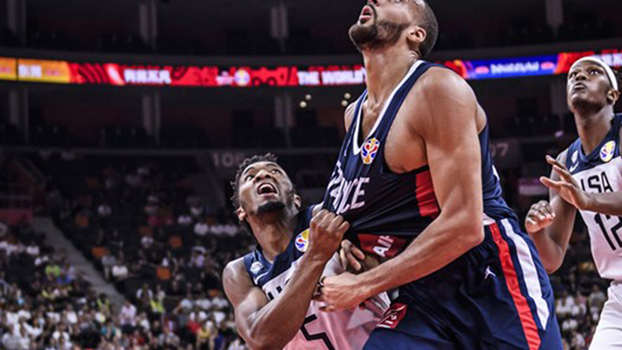 Donovan Mitchell e Rudy Gobert no EUA x França no Mundial de basquete. São companheiros no Utah Jazz e deram positivo para Covid-19 Donovan Mitchell e Rudy Gobert no EUA x França no Mundial de basquete. São companheiros no Utah Jazz e deram positivo para Covid-19