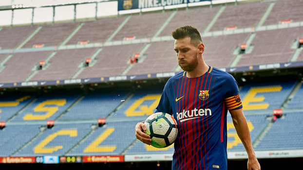 Messi carrega a bola nos braços durante partida no Camp Nou Messi carrega a bola nos braços durante partida no Camp Nou