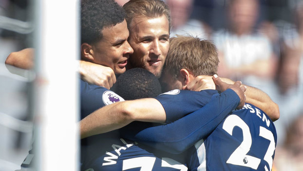 Dele Alli comemora seu gol contra o Newcastle com os companheiros de Tottenham Dele Alli comemora seu gol contra o Newcastle com os companheiros de Tottenham