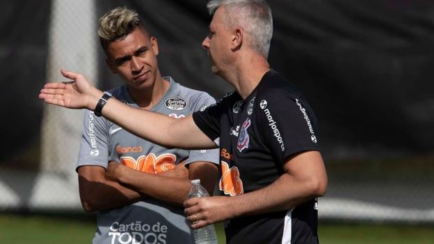Tiago Nunes vai construindo um novo Corinthians pelo meio de campo