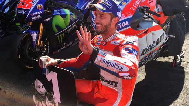 Andrea Dovizioso comemora sua vitória na etapa da Inglaterra da MotoGP Andrea Dovizioso comemora sua vitória na etapa da Inglaterra da MotoGP