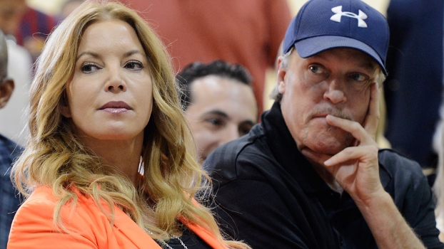Jeanie Buss e Jim Buss, principais herdeiros dos Lakers não se entendem Jeanie Buss e Jim Buss, principais herdeiros dos Lakers não se entendem