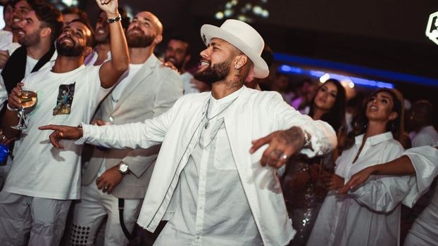 Neymar comemorando um aniversário em Paris Neymar comemorando um aniversário em Paris