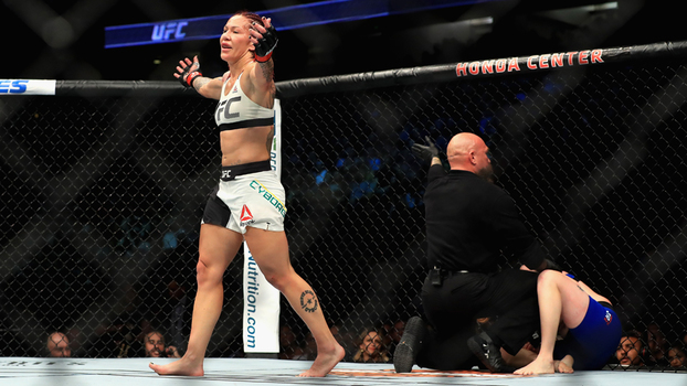 Cyborg nocauteou e ficou com o cinturão do UFC Cyborg nocauteou e ficou com o cinturão do UFC