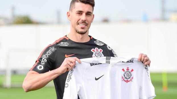 Danilo Avelar, jogador do Corinthians, durante sua apresentação no CT Joaquim Grava Danilo Avelar, jogador do Corinthians, durante sua apresentação no CT Joaquim Grava