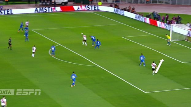 Matias Suarez recebe na área e raspa de cabeça para a diagonal de Nacho Fernandez na segunda trave