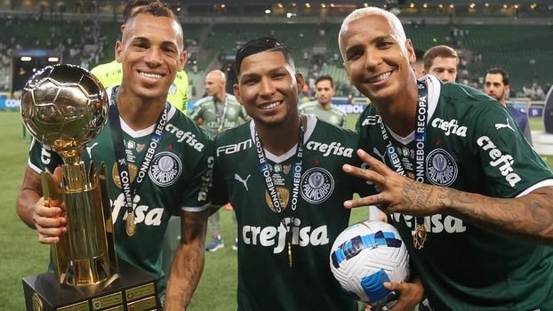 Breno Lopes, Rony e Deyverson comemoram a conquista da Recopa Sul-Americana Breno Lopes, Rony e Deyverson comemoram a conquista da Recopa Sul-Americana