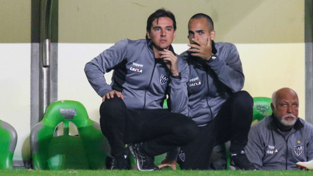 Thiago Larghi conversa com auxiliar Kaio Fonseca, que também já foi analista de desempenho Thiago Larghi conversa com auxiliar Kaio Fonseca, que também já foi analista de desempenho