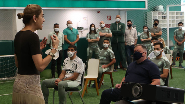 Leila reunida com funcionários no retorno do Palmeiras