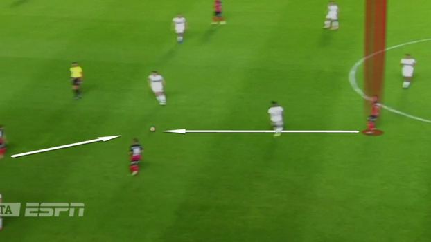 Zagueiro tem a bola e acha o companheiro entre as linhas de marcação do Lanús