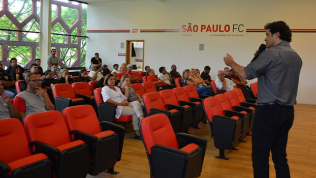 Raí durante reunião com os funcionários do São Paulo Raí durante reunião com os funcionários do São Paulo