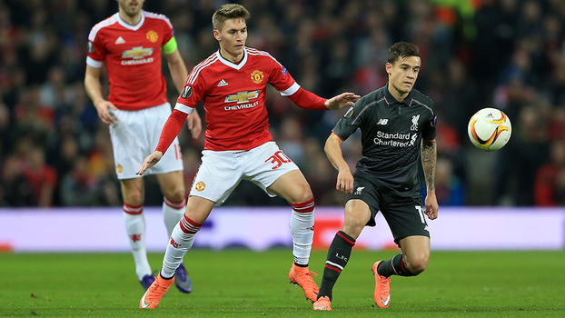 Guillermo Varela disputa bola com Philippe Coutinho, na época em que atuava pelo Manchester United Guillermo Varela disputa bola com Philippe Coutinho, na época em que atuava pelo Manchester United