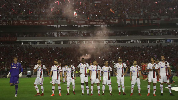 Jogadores do Flamengo durante a partida contra o Independiente, na Argentina