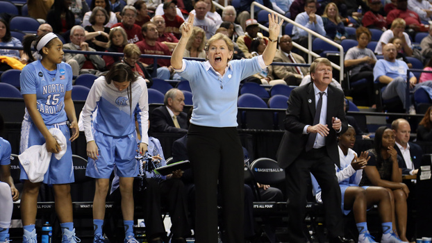 Sylvia Hatchell, uma das técnicas mais vencedoras no basquete universitário dos EUA