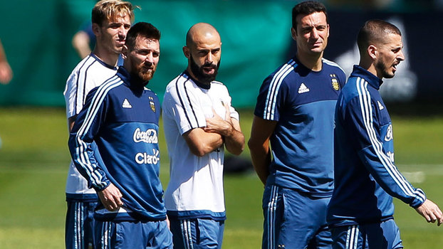Messi e sua turma durante treino da seleção argentina