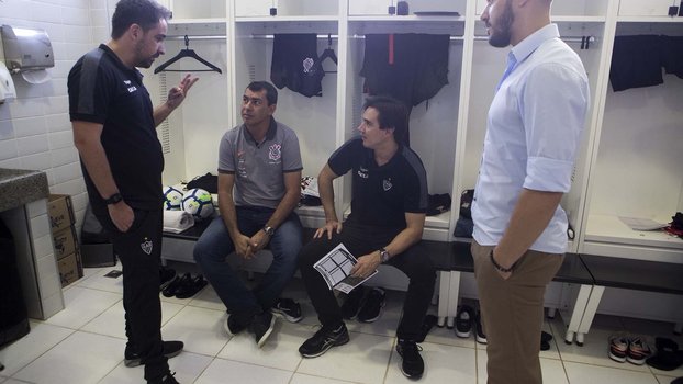 Larghi reencontra Alessandro, gerente de futebol do Corinthians, e Carille, treinador na época Larghi reencontra Alessandro, gerente de futebol do Corinthians, e Carille, treinador na época