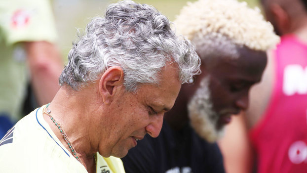 Reinaldo Rueda durante treinamento do Flamengo