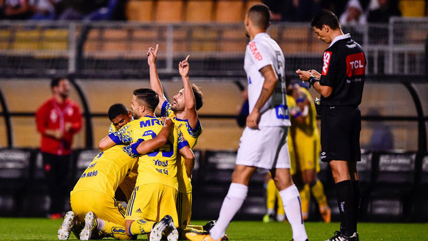 Jogadores do Fla comemoram gol de Everton Ribeiro contra o Santos, no Pacaembu Jogadores do Fla comemoram gol de Everton Ribeiro contra o Santos, no Pacaembu