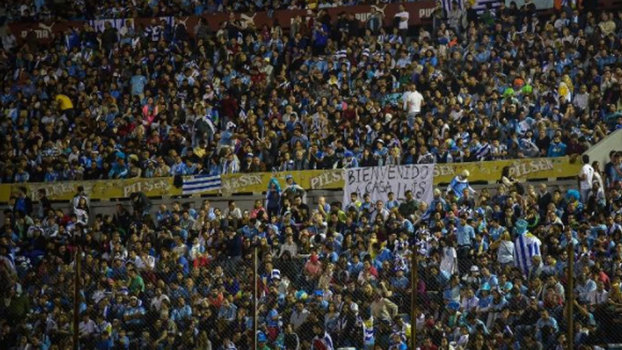 Torcedores na partida do Uruguai contra o Peru, em 2016, no Estádio Centenário em Montevidéu Torcedores na partida do Uruguai contra o Peru, em 2016, no Estádio Centenário em Montevidéu
