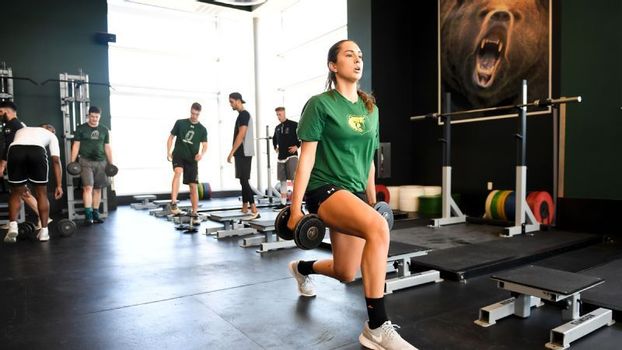 Becca Longo treina pesado na musculação