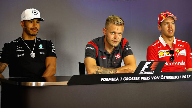 Lewis Hamilton, Kevin Magnussen e Sebastian Vettel em entrevista coletiva na Áustria Lewis Hamilton, Kevin Magnussen e Sebastian Vettel em entrevista coletiva na Áustria