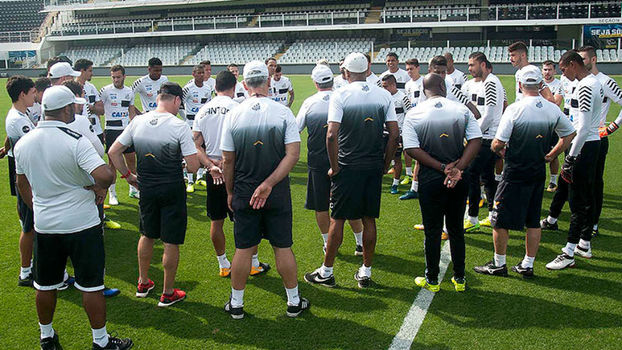 Jogadores do Santos reunidos com Levir Culpi no gramado da Vila Jogadores do Santos reunidos com Levir Culpi no gramado da Vila