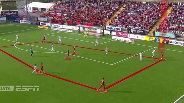 Já numa faixa mais adiante do campo, equipe mantém compactação e com muita gente pronta para chegar na áera